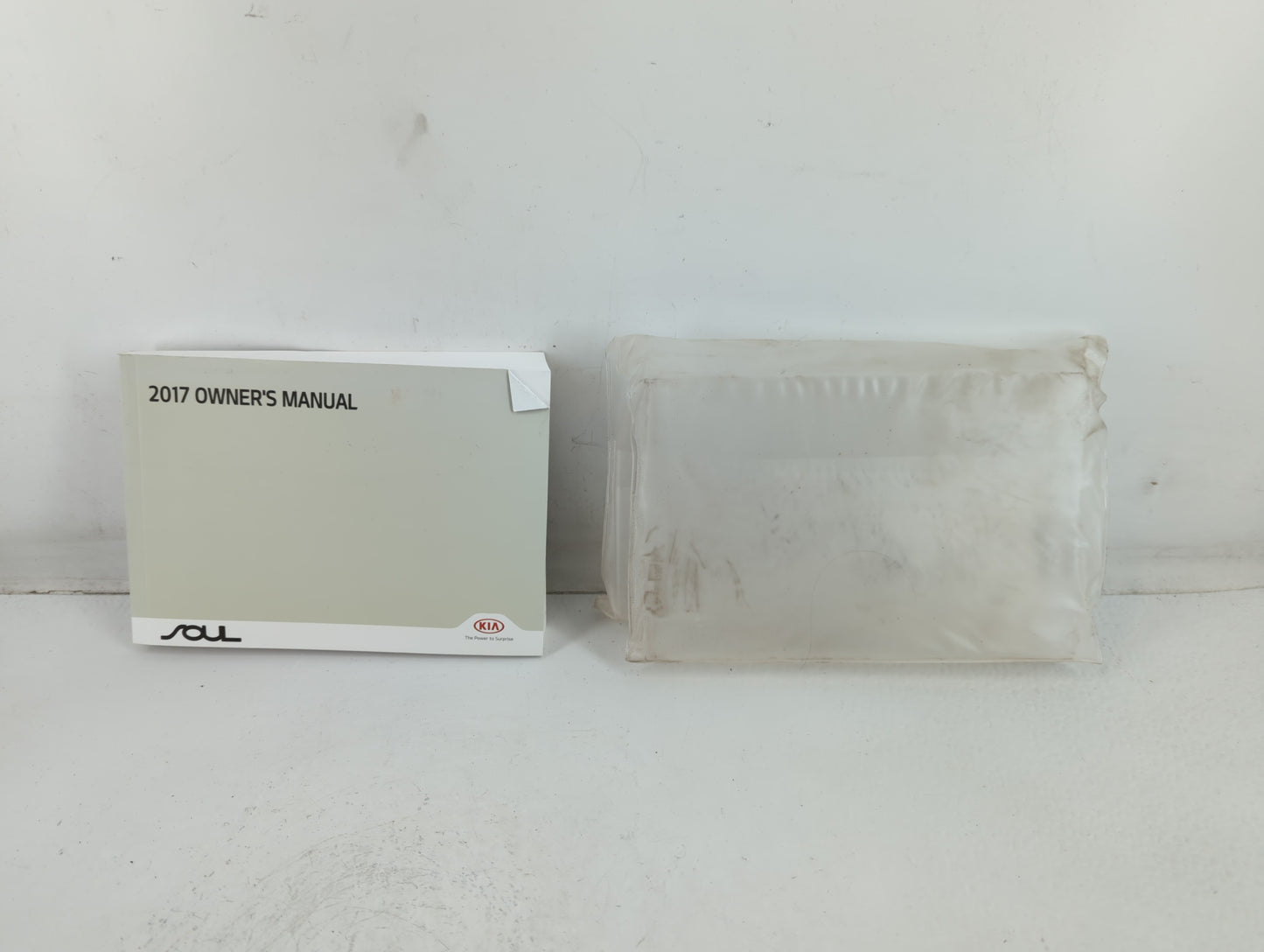 2017 Kia Soul Owners Manual Book Guide P/N:HB2O-EU6NB OEM Used Auto Parts - Oemusedautoparts1.com