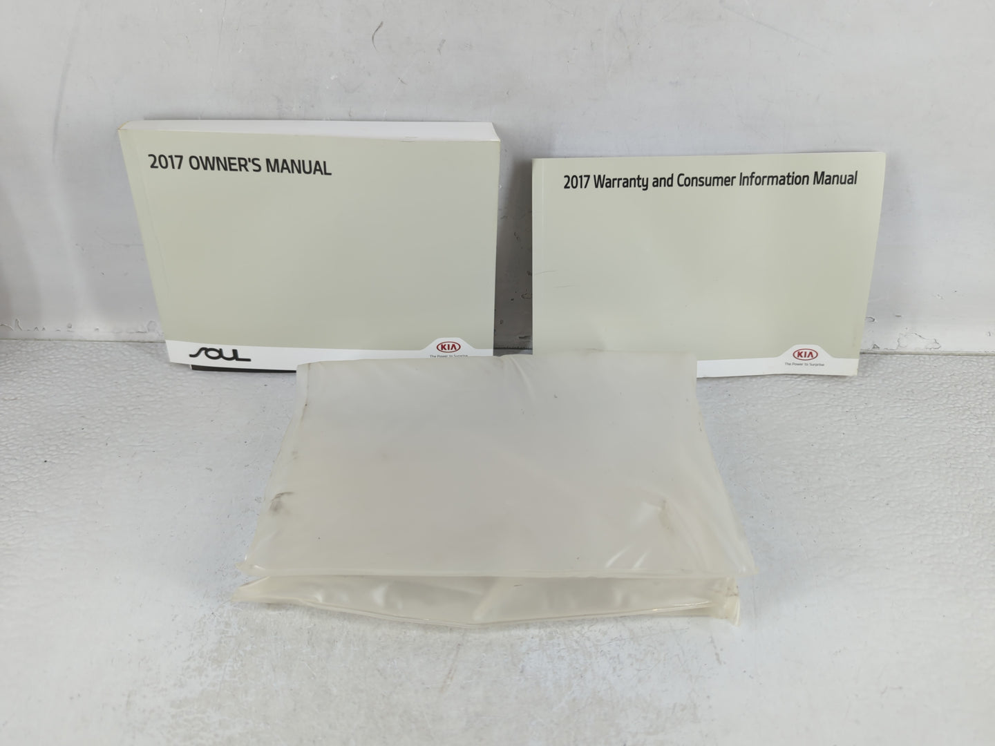 2017 Kia Soul Owners Manual Book Guide P/N:HB2O-EU67A OEM Used Auto Parts - Oemusedautoparts1.com