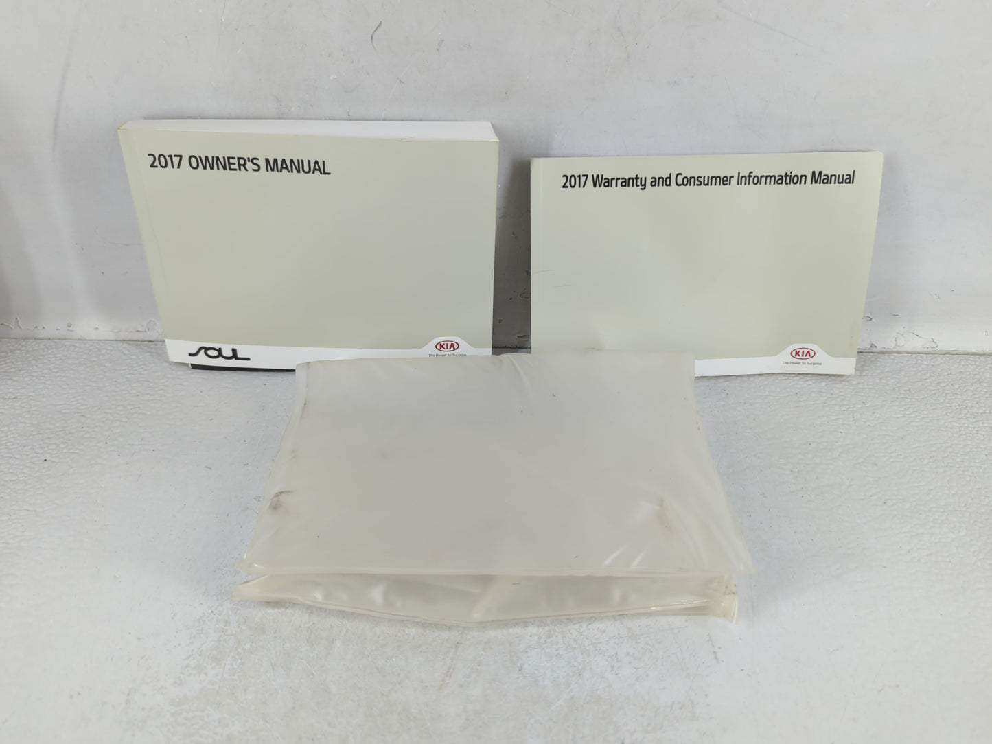 2017 Kia Soul Owners Manual Book Guide P/N:HB2O-EU67A OEM Used Auto Parts - Oemusedautoparts1.com