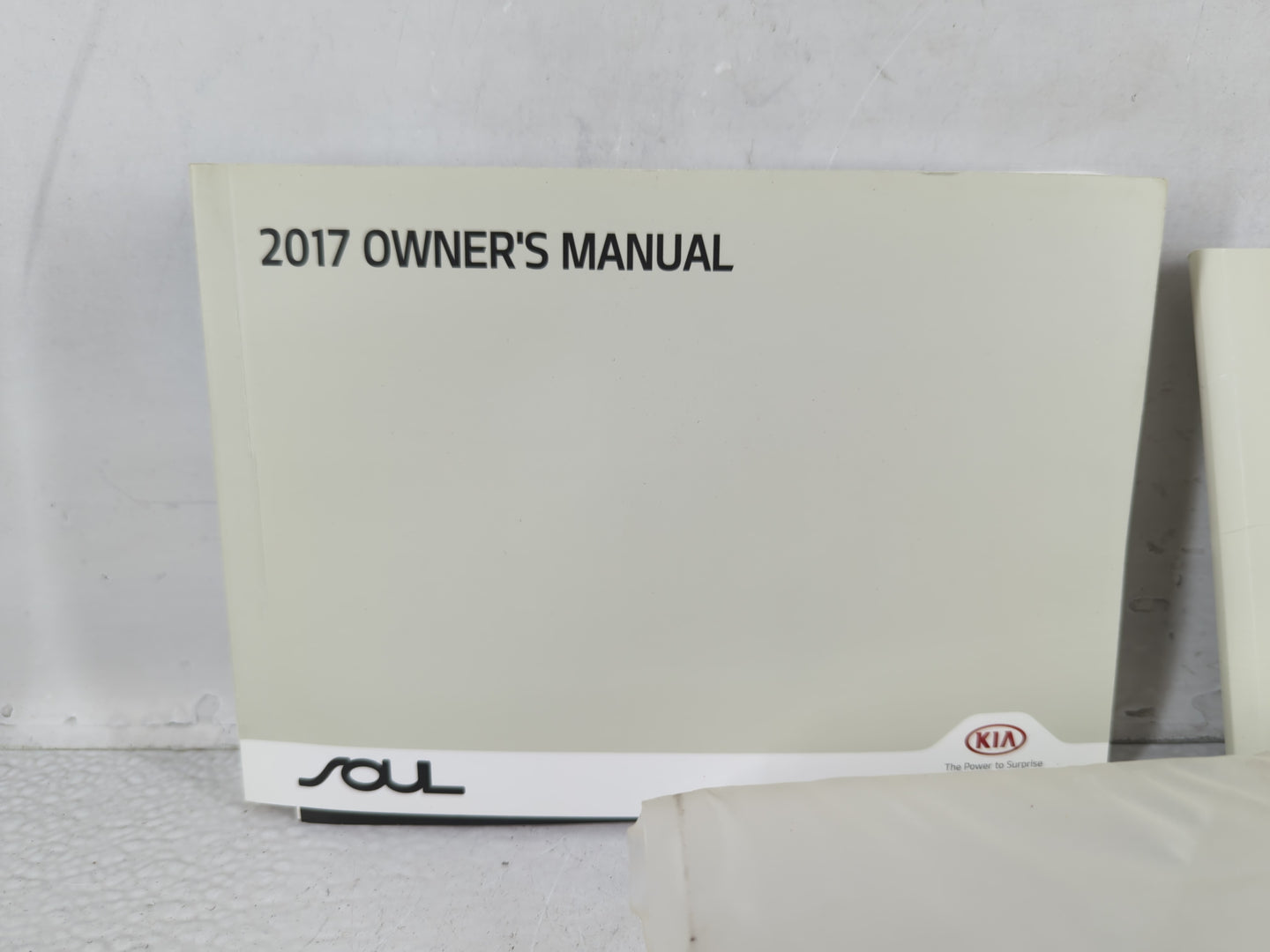 2017 Kia Soul Owners Manual Book Guide P/N:HB2O-EU67A OEM Used Auto Parts - Oemusedautoparts1.com
