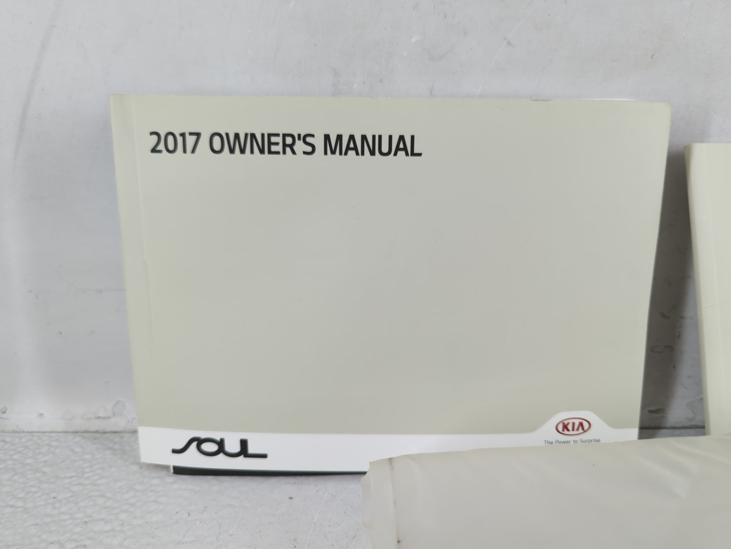 2017 Kia Soul Owners Manual Book Guide P/N:HB2O-EU67A OEM Used Auto Parts - Oemusedautoparts1.com