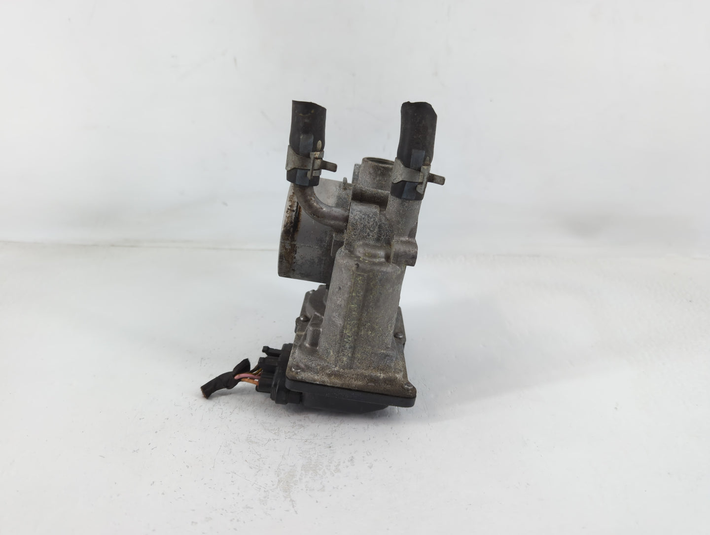2012-2019 Kia Soul Throttle Body P/N:35100-2B300 Fits Fits 2012 2013 2014 2015 2016 2017 2018 2019 OEM Used Auto Parts - Oem