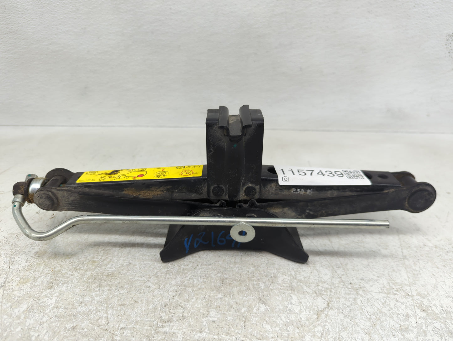 2017 Land Rover Discovery Spare Scissor Car Jack - Oemusedautoparts1.com