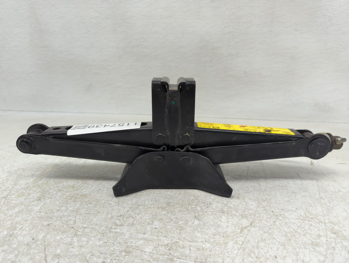 2017 Land Rover Discovery Spare Scissor Car Jack - Oemusedautoparts1.com