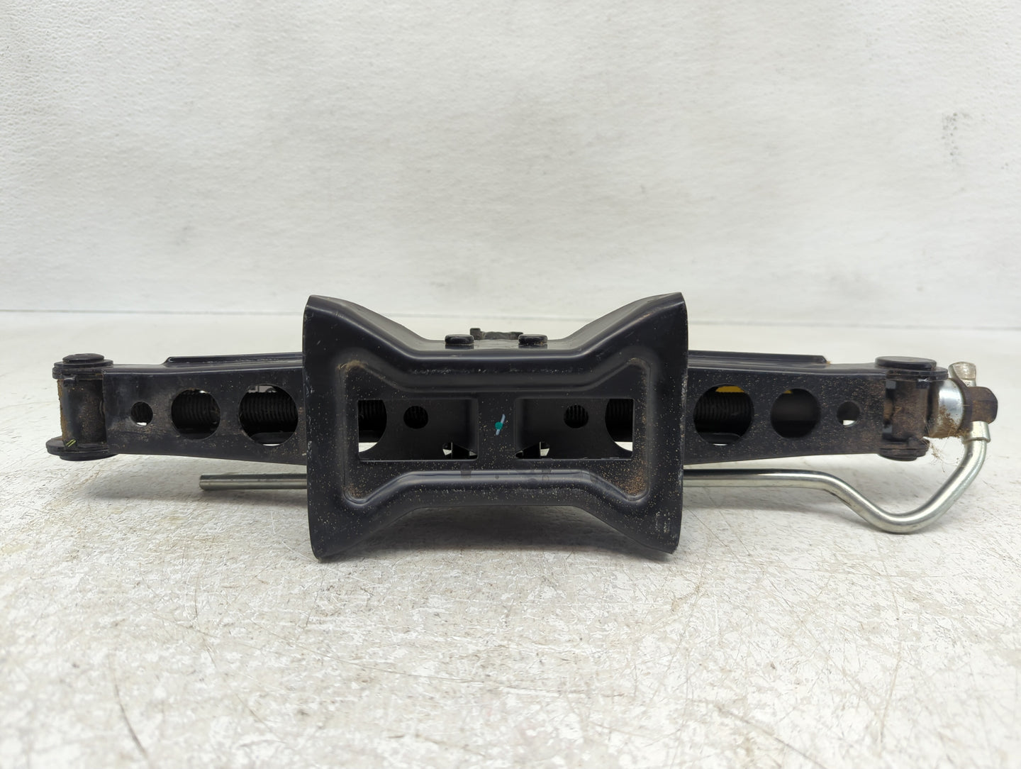 2017 Land Rover Discovery Spare Scissor Car Jack - Oemusedautoparts1.com
