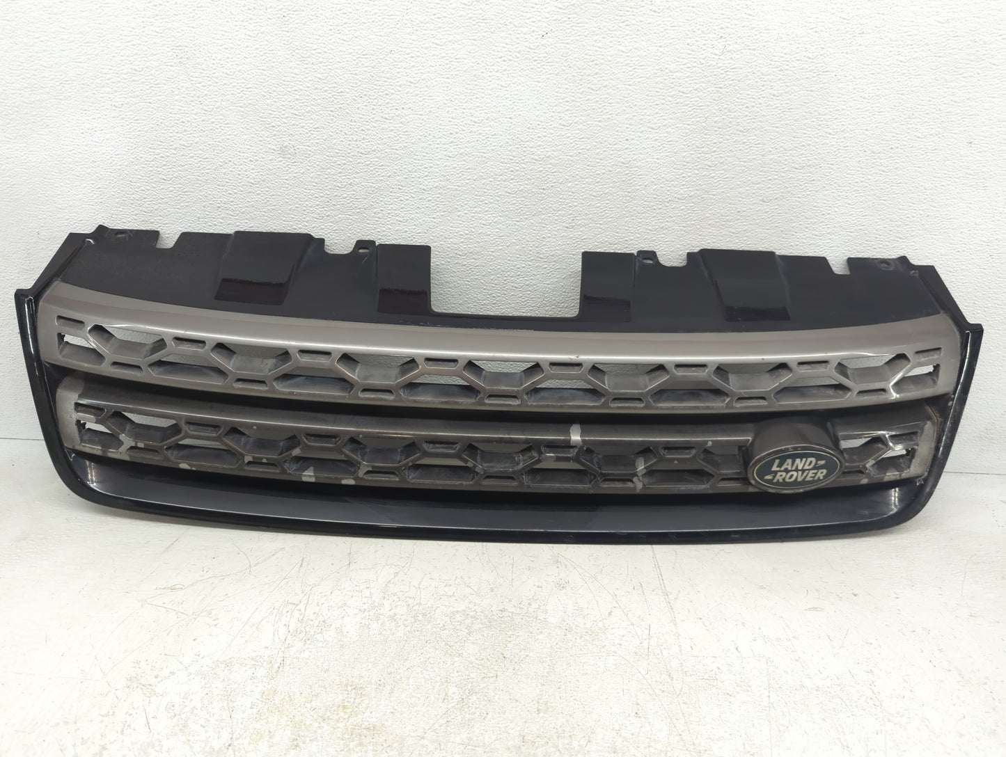 2017-2019 Land Rover Discovery Sport Front Grille Bumper Not Included - Oemusedautoparts1.com