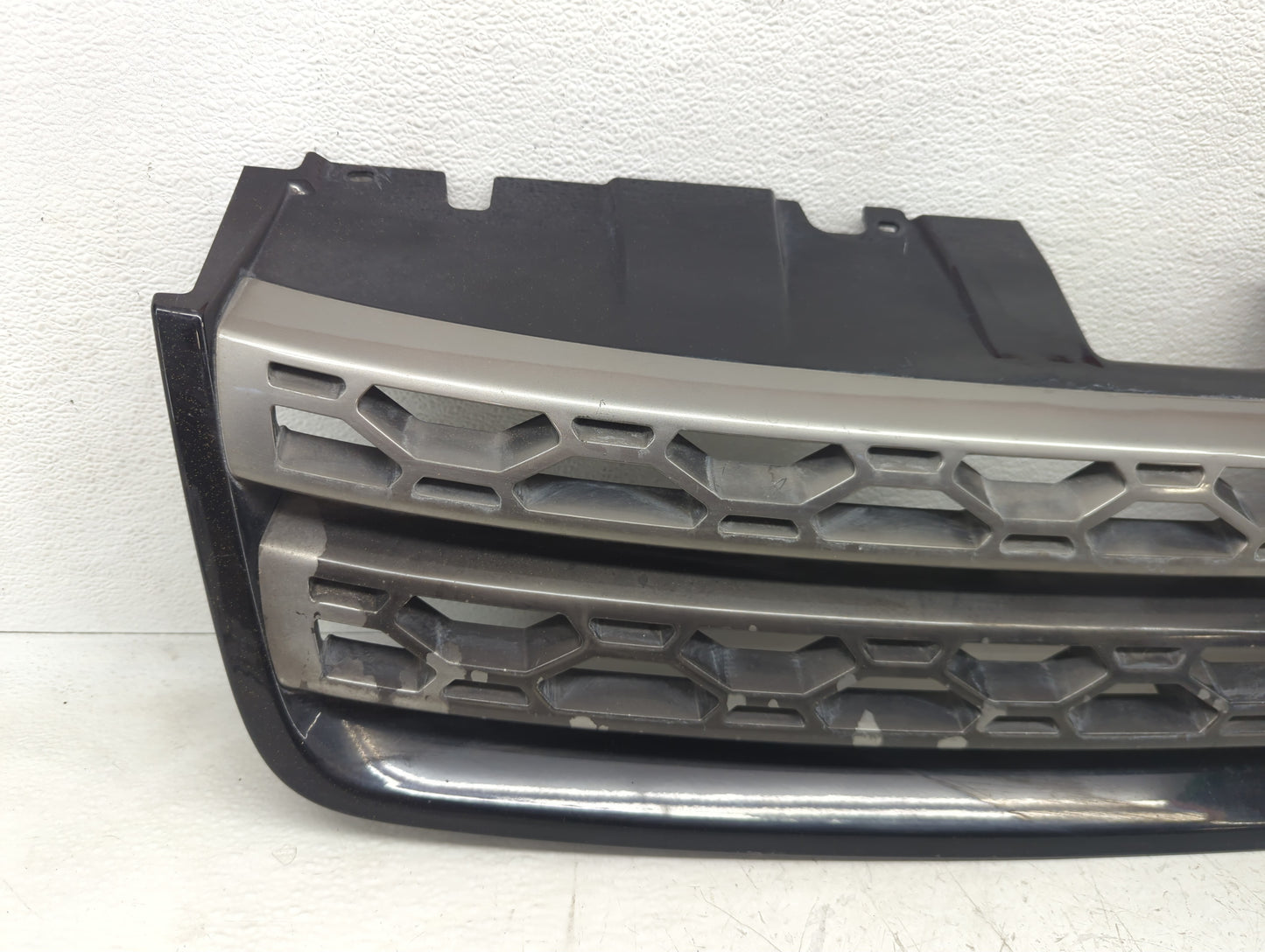 2017-2019 Land Rover Discovery Sport Front Grille Bumper Not Included - Oemusedautoparts1.com