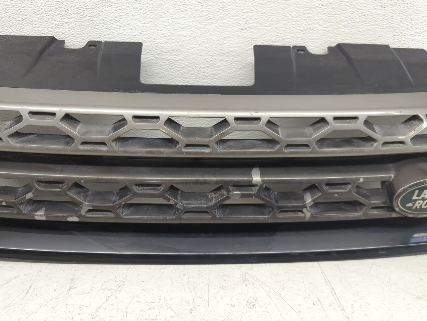 2017-2019 Land Rover Discovery Sport Front Grille Bumper Not Included - Oemusedautoparts1.com