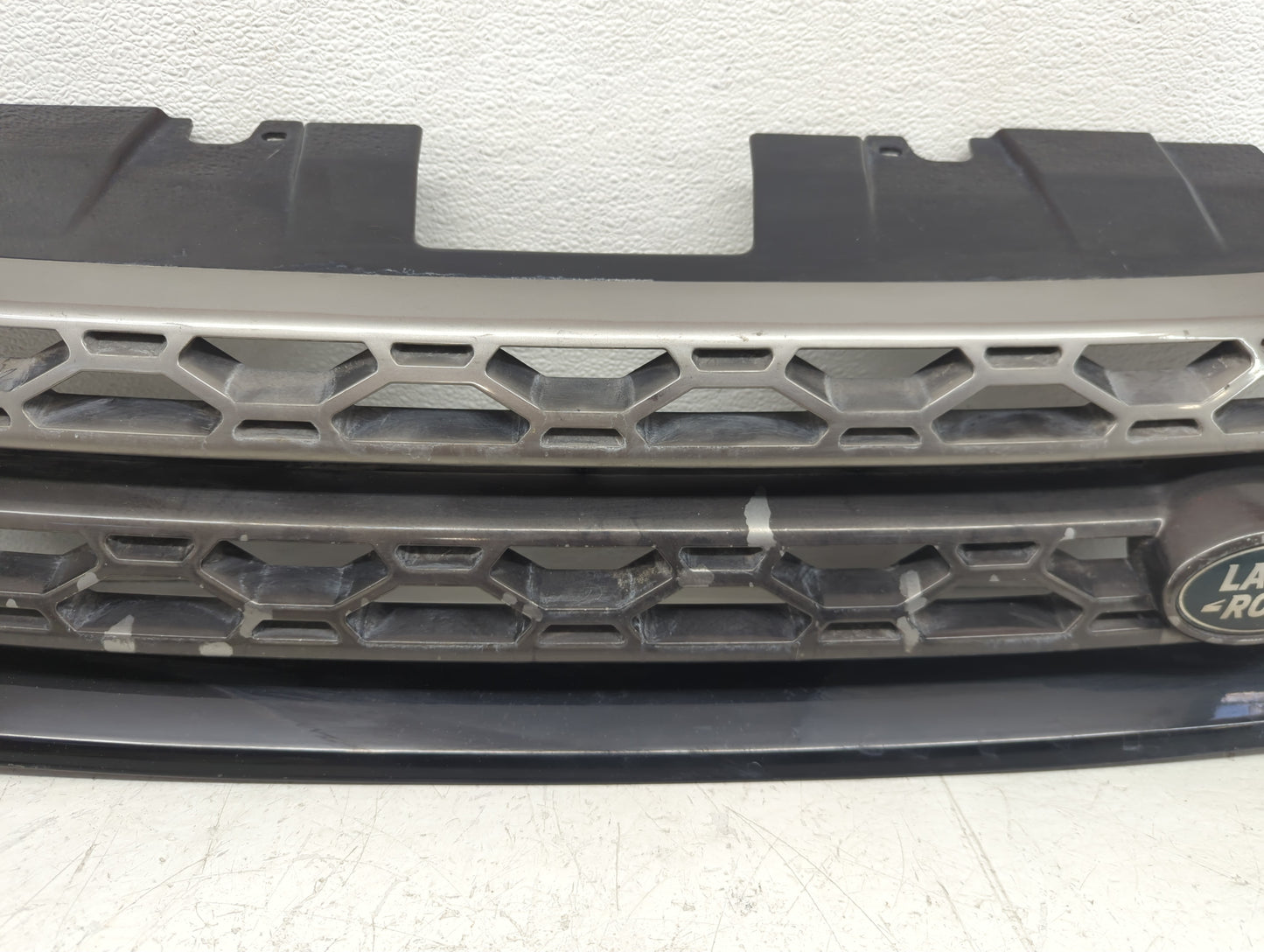 2017-2019 Land Rover Discovery Sport Front Grille Bumper Not Included - Oemusedautoparts1.com