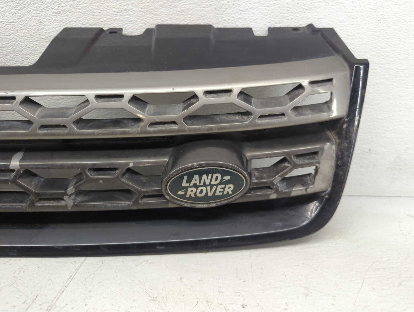 2017-2019 Land Rover Discovery Sport Front Grille Bumper Not Included - Oemusedautoparts1.com