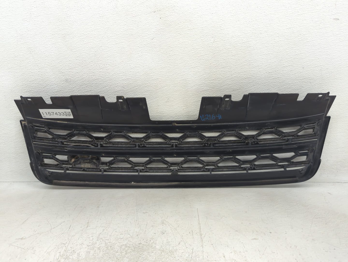 2017-2019 Land Rover Discovery Sport Front Grille Bumper Not Included - Oemusedautoparts1.com