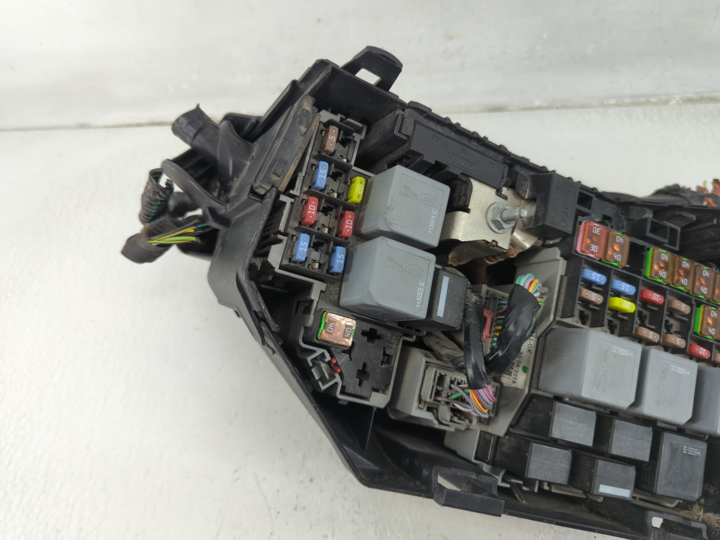 2015-2017 Land Rover Discovery Sport Fusebox Fuse Box Panel Relay Module P/N:28851 Fits Fits 2015 2016 2017 OEM Used Auto Pa