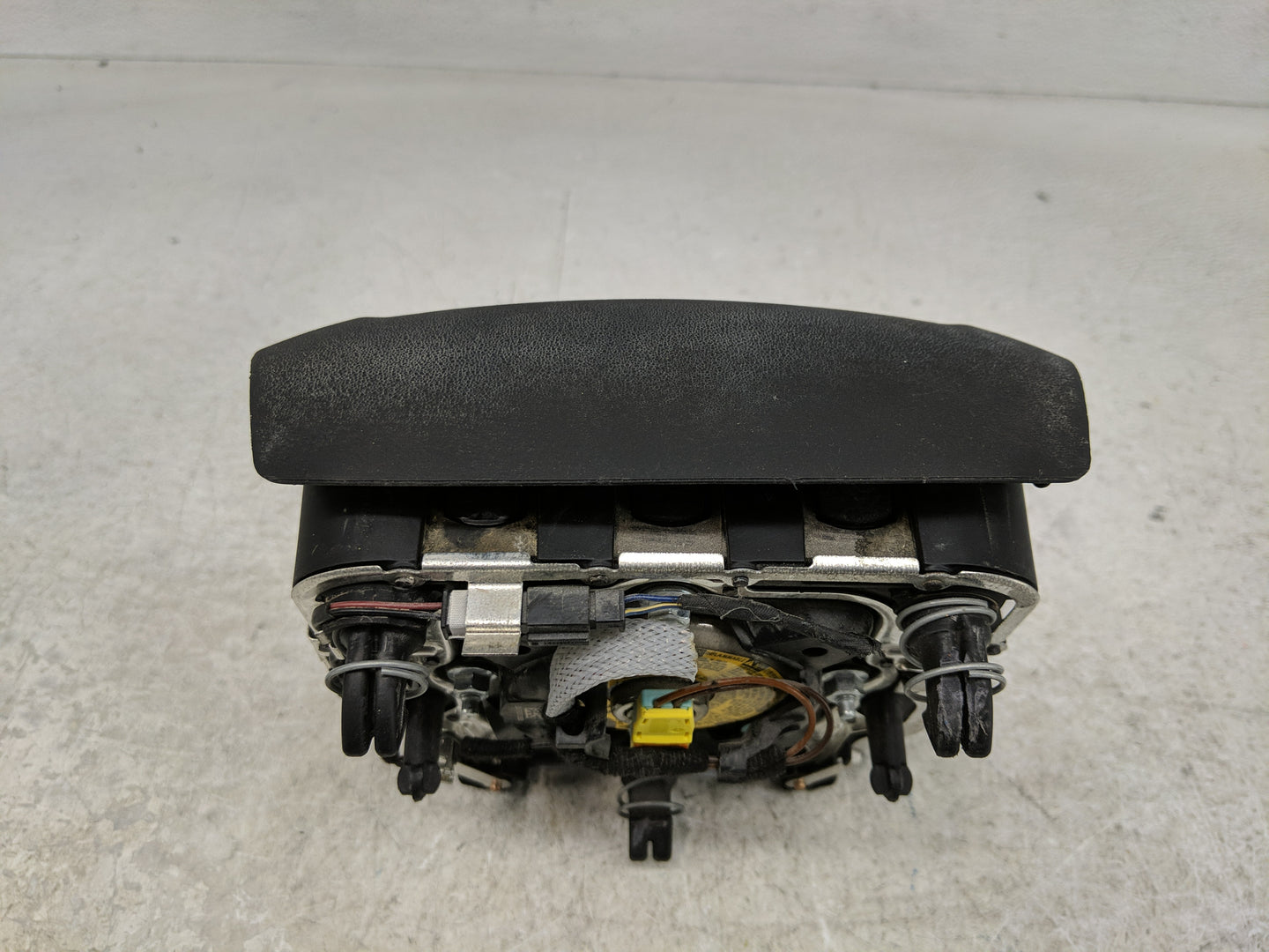 2017-2019 Land Rover Discovery Sport Air Bag Driver Left Steering Wheel Mounted Fits Fits 2017 2018 2019 OEM Used Auto Parts