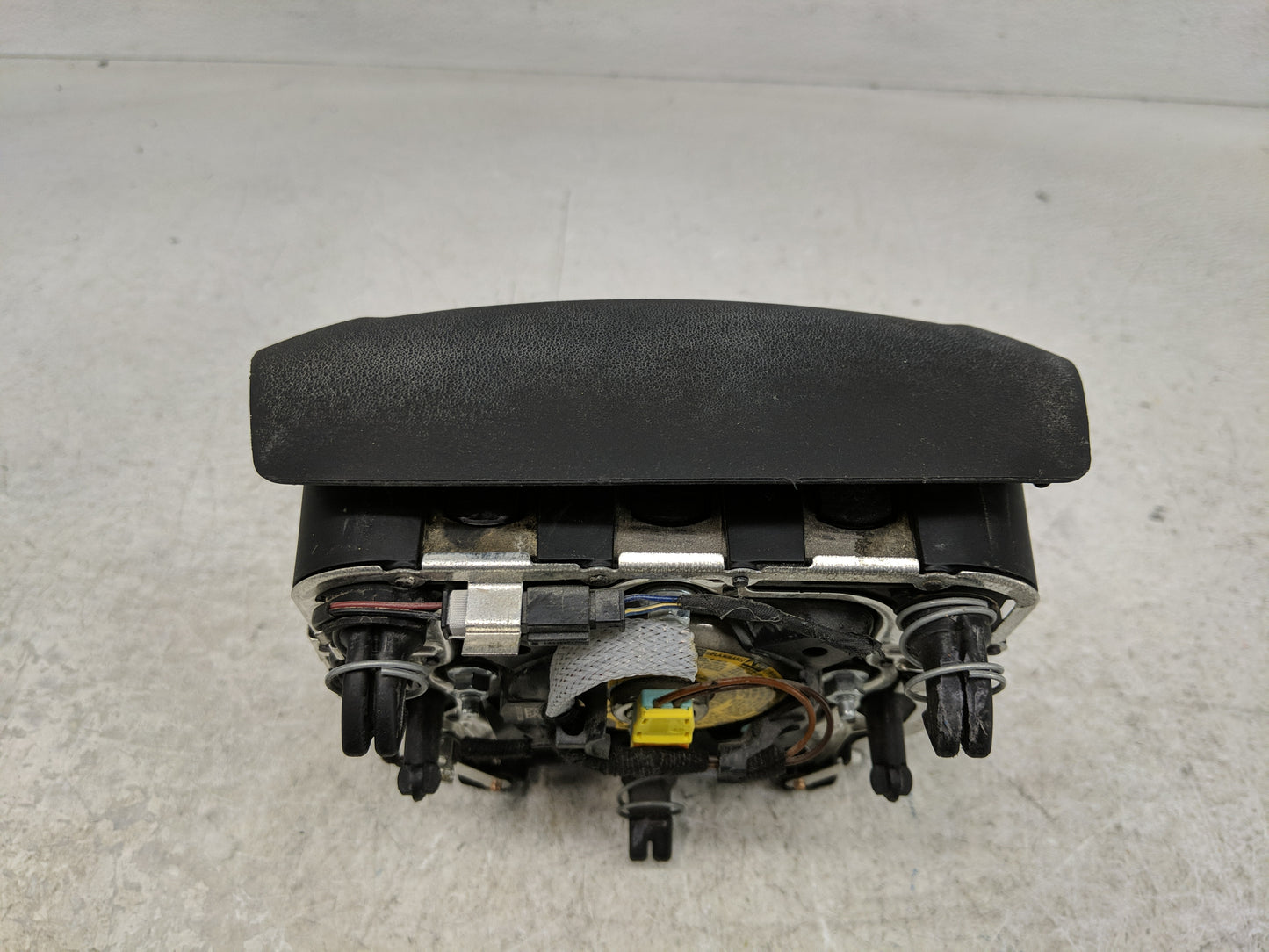2017-2019 Land Rover Discovery Sport Air Bag Driver Left Steering Wheel Mounted Fits Fits 2017 2018 2019 OEM Used Auto Parts