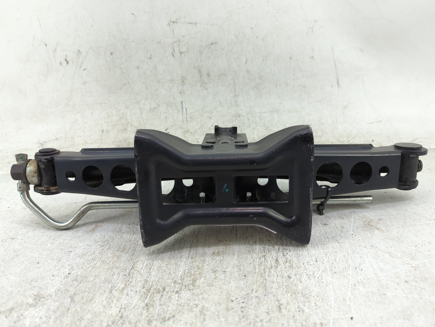 2017 Land Rover Discovery Sport Spare Scissor Car Jack - Oemusedautoparts1.com