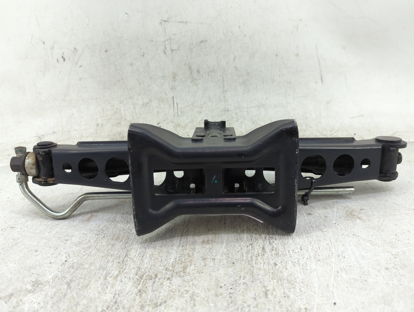 2017 Land Rover Discovery Sport Spare Scissor Car Jack - Oemusedautoparts1.com