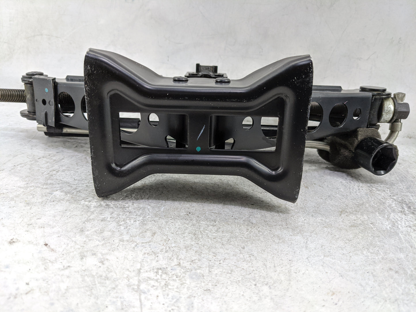 2017 Land Rover Evoque Spare Scissor Car Jack Black - Oemusedautoparts1.com