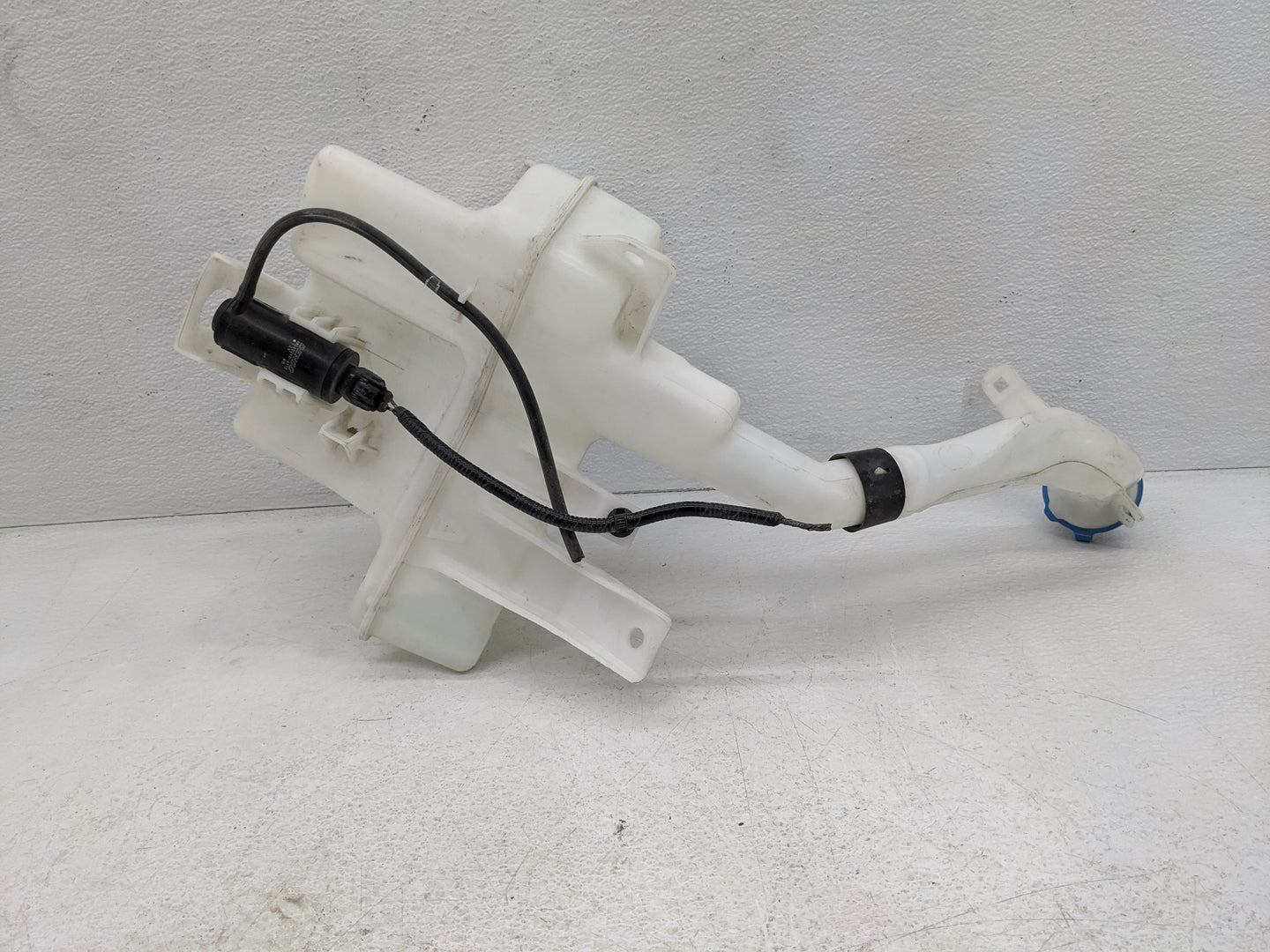 2016 Range Rover Sport Windshield Washer Fluid Reservoir Bottle Oem - Oemusedautoparts1.com