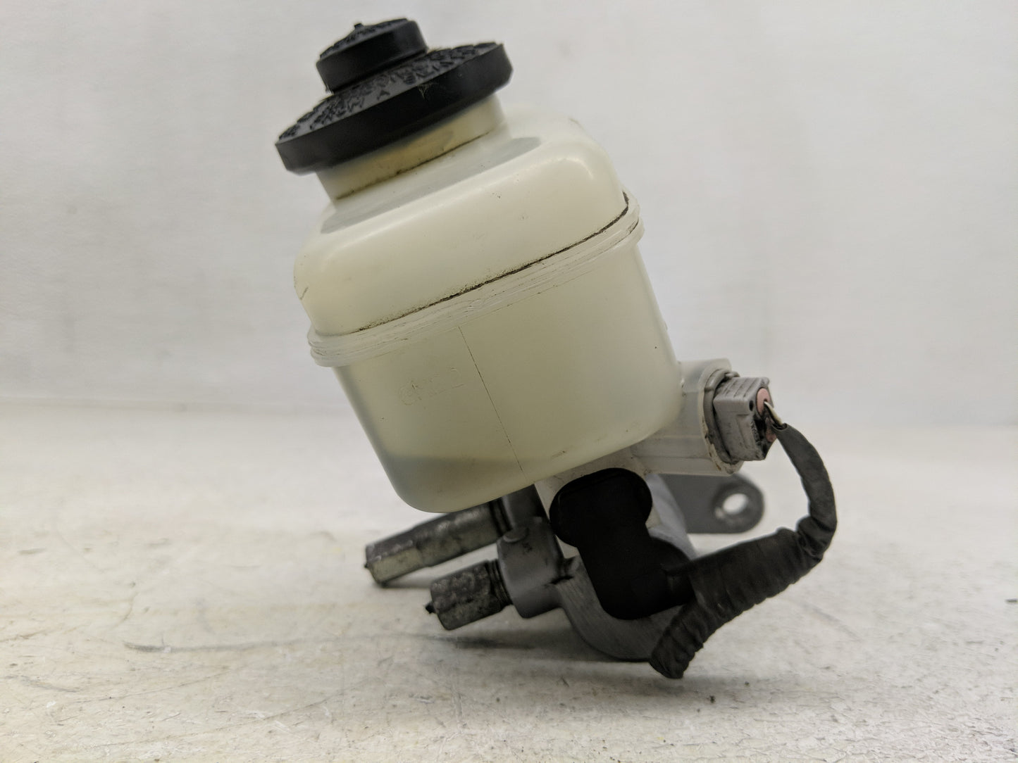 2017-2017 Lexus Is300 Brake Master Cylinder - Oemusedautoparts1.com