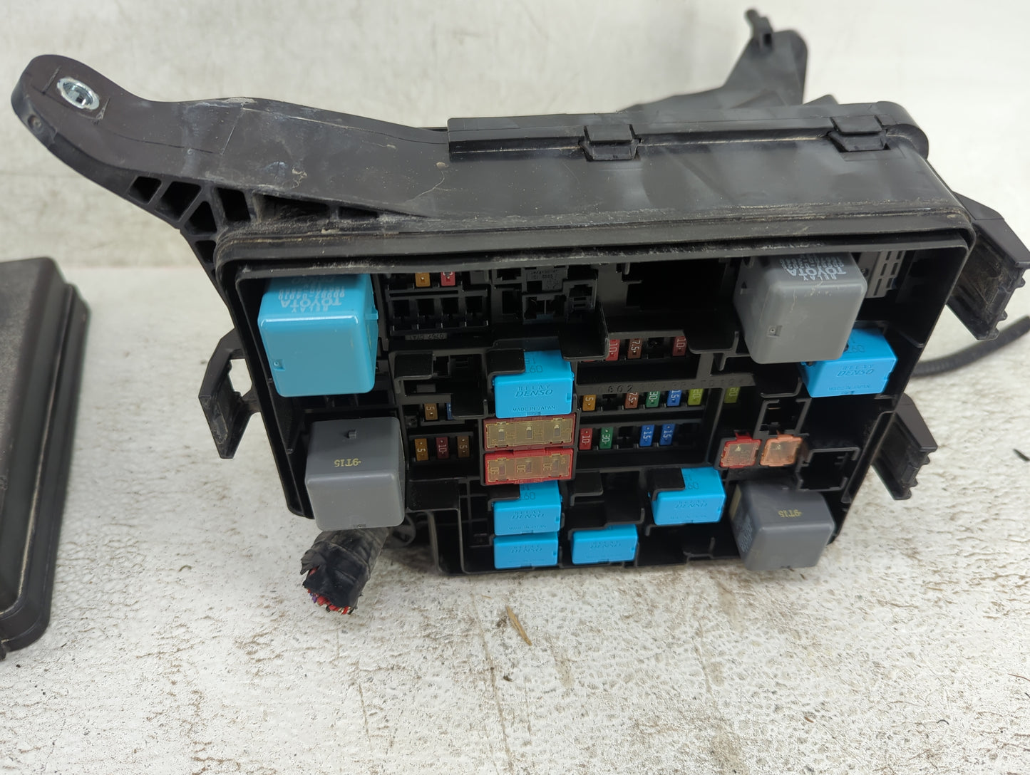 2015-2017 Lexus Nx200t Fusebox Fuse Box Panel Relay Module P/N:82662-78070 Fits Fits 2015 2016 2017 2018 2019 2020 2021 OEM 