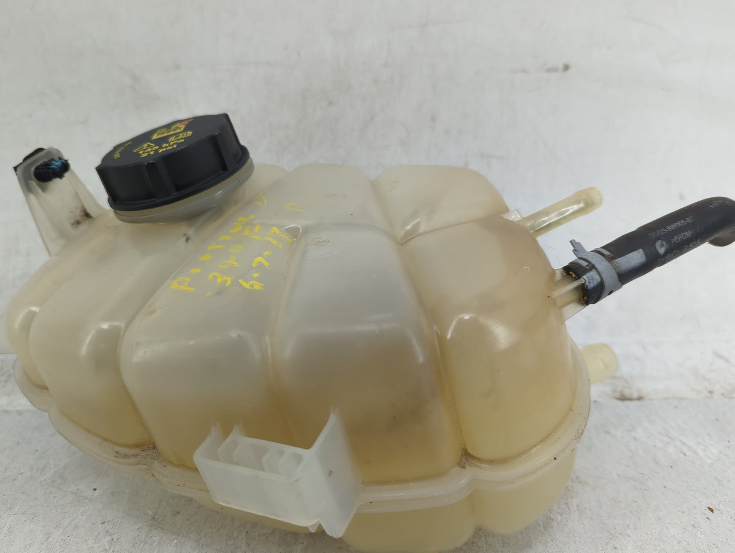 2017 Lincoln Continental Radiator Coolant Overflow Expansion Tank Bottle - Oemusedautoparts1.com