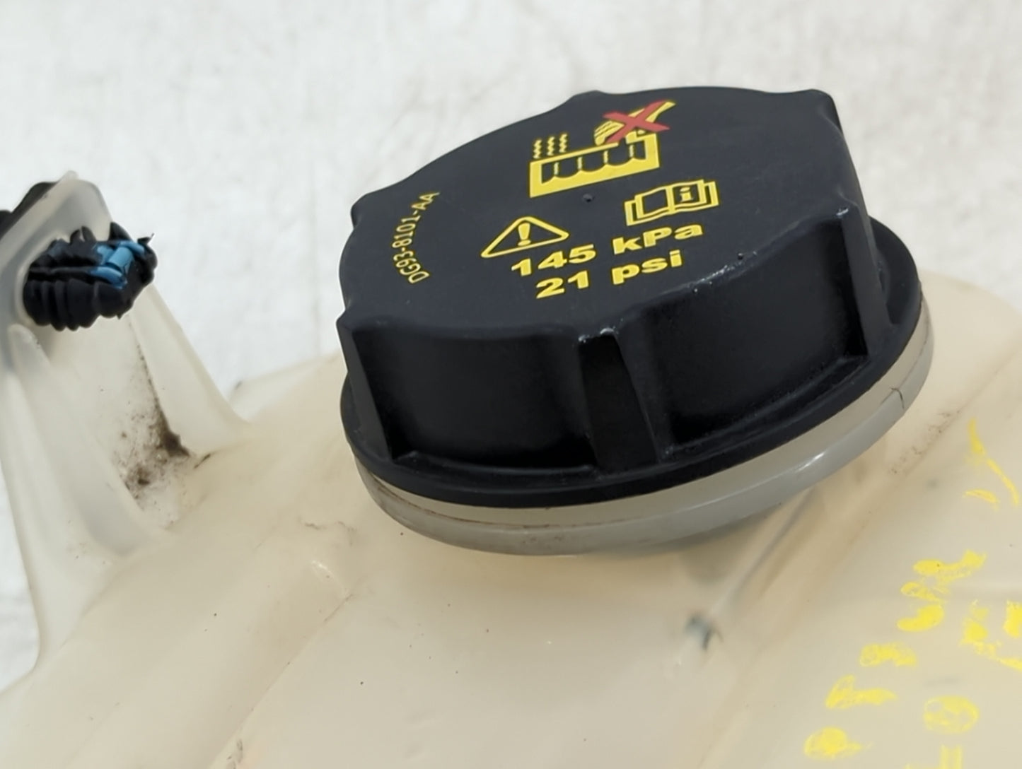 2017 Lincoln Continental Radiator Coolant Overflow Expansion Tank Bottle - Oemusedautoparts1.com