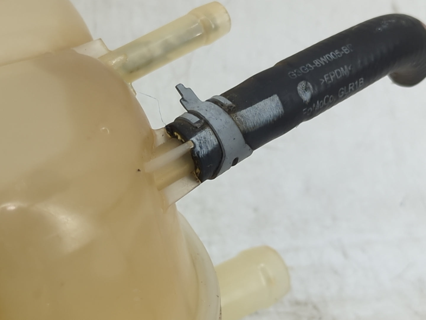 2017 Lincoln Continental Radiator Coolant Overflow Expansion Tank Bottle - Oemusedautoparts1.com
