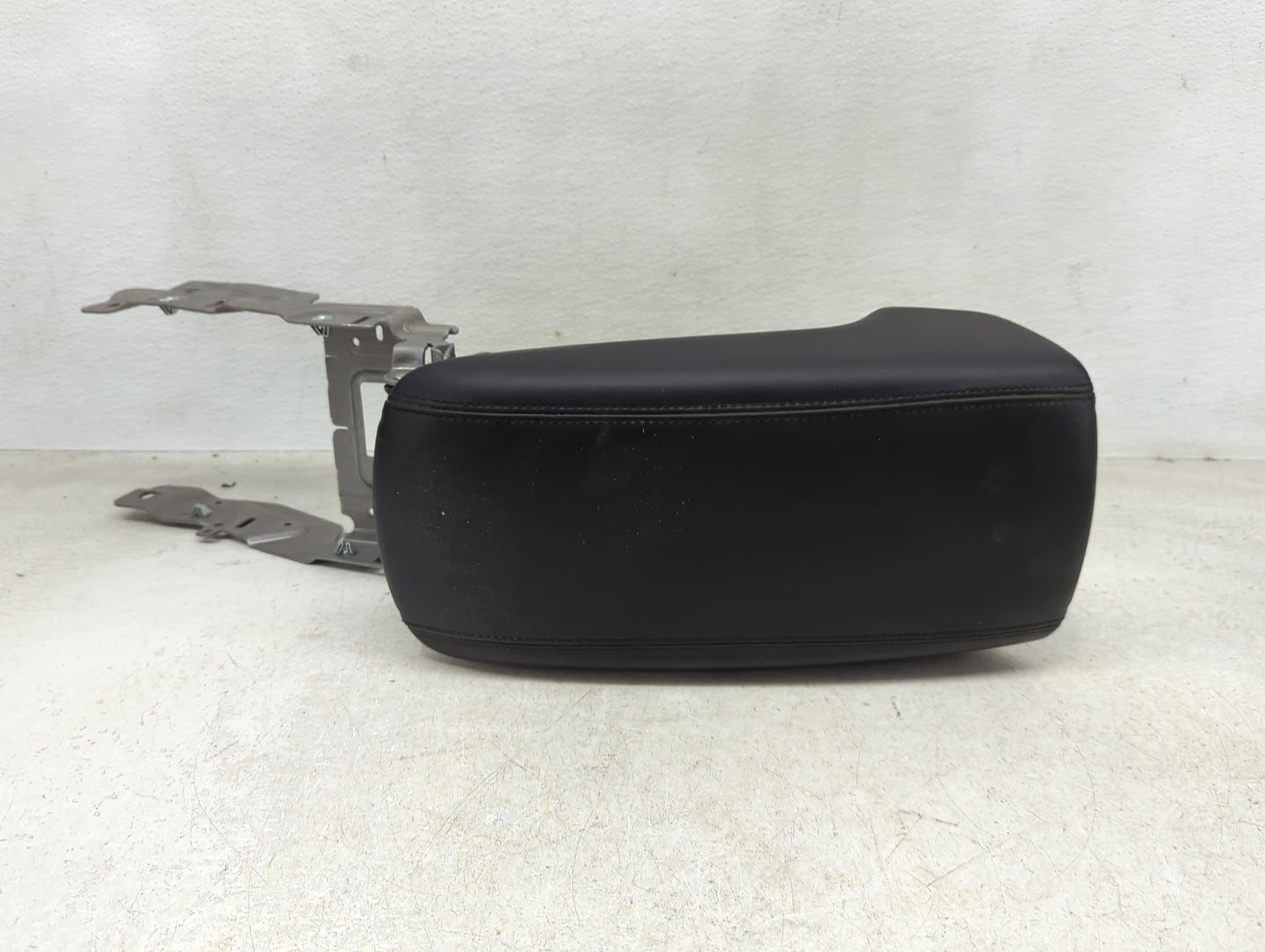 2017 Lincoln Mkc Center Console Armrest Cover Lid Fits OEM Used Auto Parts - Oemusedautoparts1.com