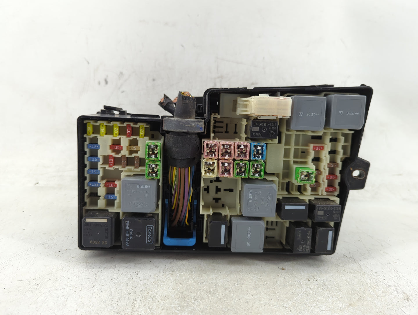 2017 Lincoln Mkc Fusebox Fuse Box Panel Relay Module P/N:AV6T-14A142-AB Fits OEM Used Auto Parts - Oemusedautoparts1.com