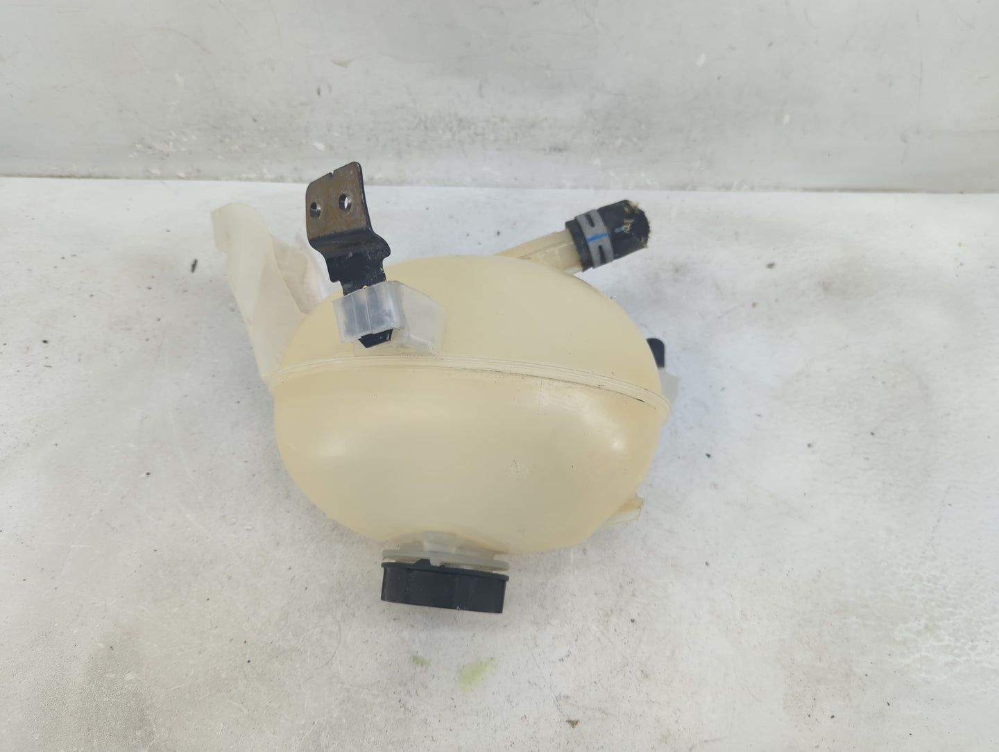 2015-2019 Lincoln Mkc Windshield Washer Fluid Reservoir Bottle Oem - Oemusedautoparts1.com
