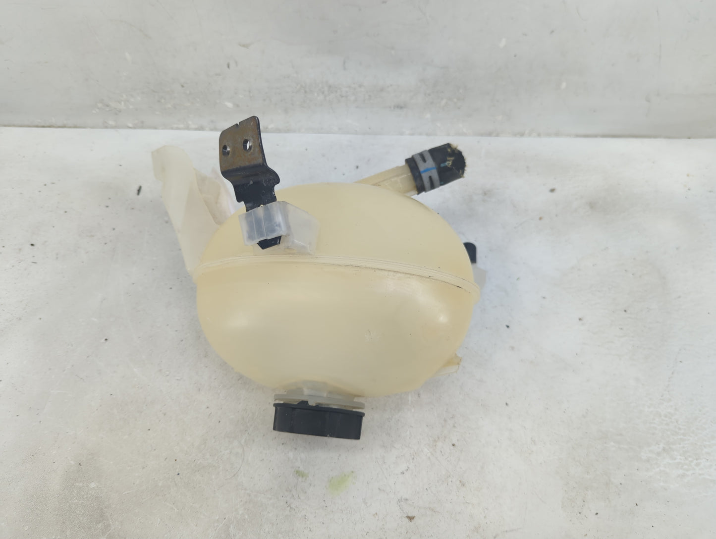 2015-2019 Lincoln Mkc Windshield Washer Fluid Reservoir Bottle Oem - Oemusedautoparts1.com