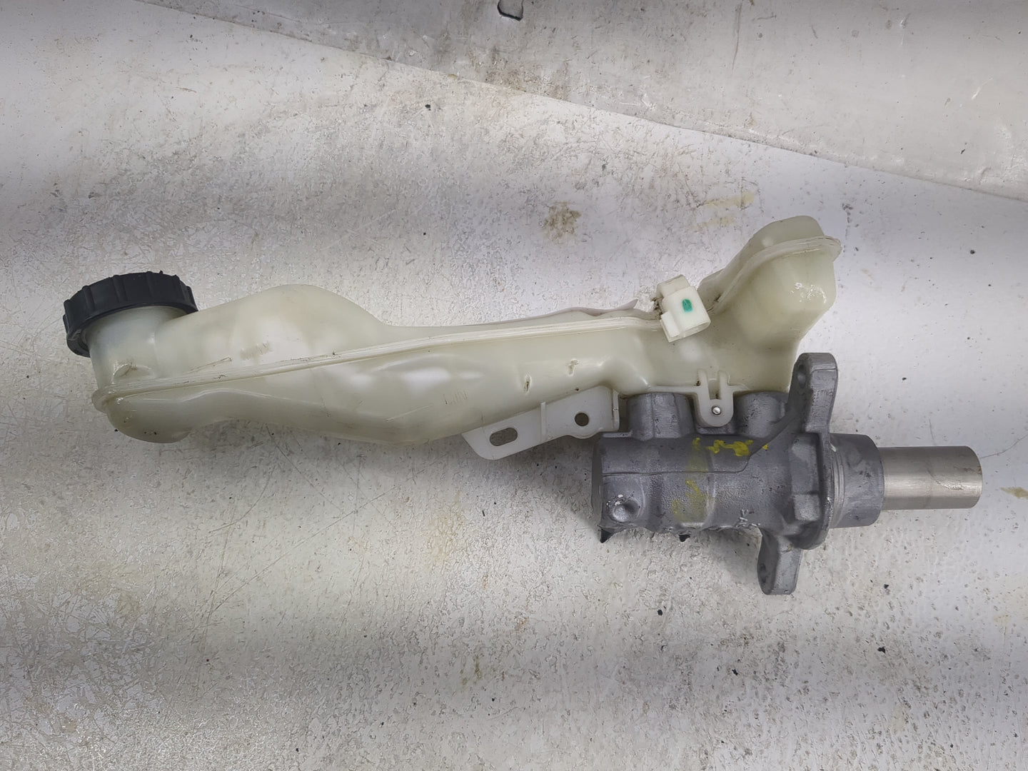 2016-2018 Lincoln Mkx Brake Master Cylinder 1497766 - Oemusedautoparts1.com