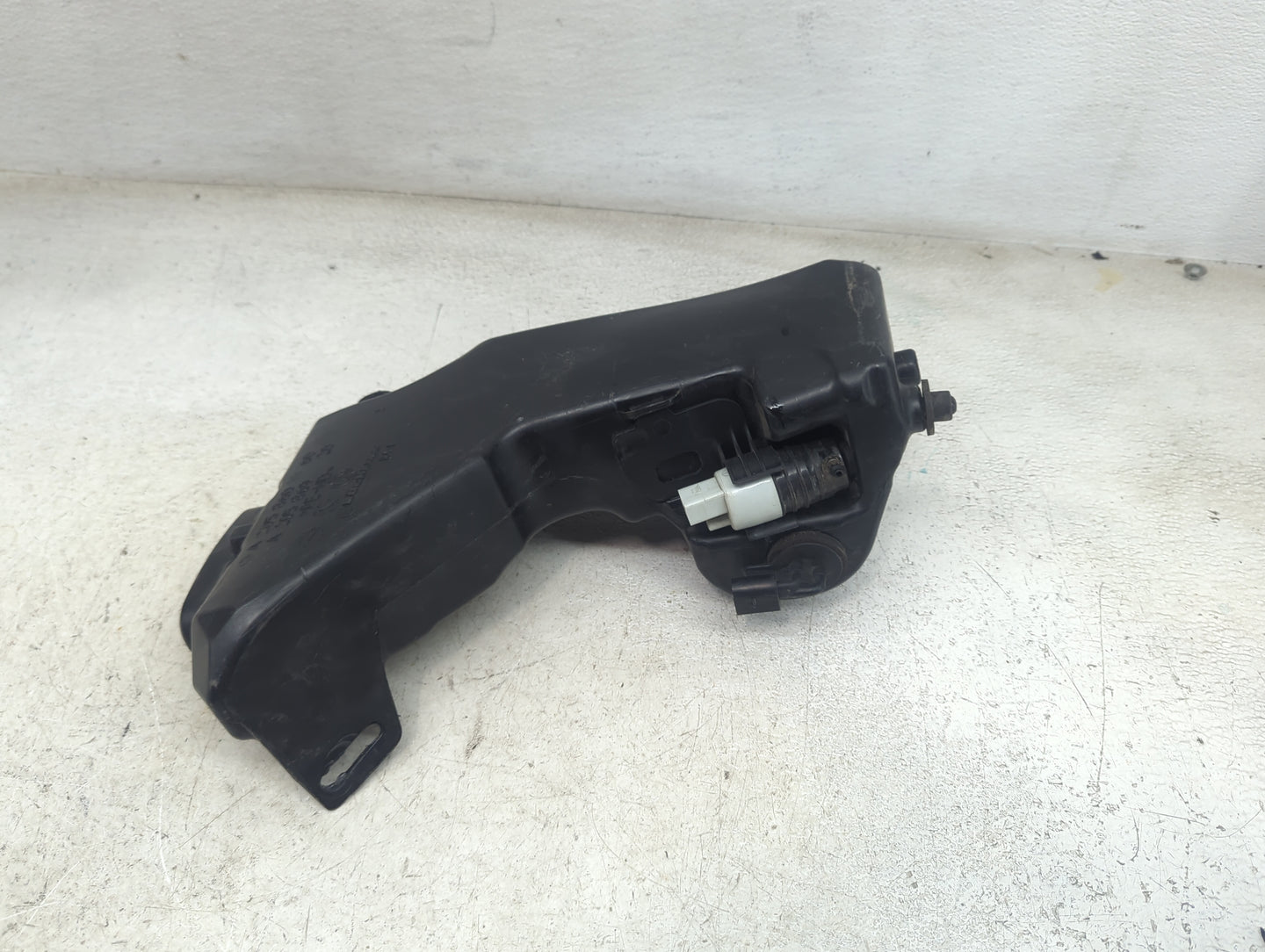 Mercedes-benz E-class Windshield Washer Fluid Reservoir Bottle Oem - Oemusedautoparts1.com