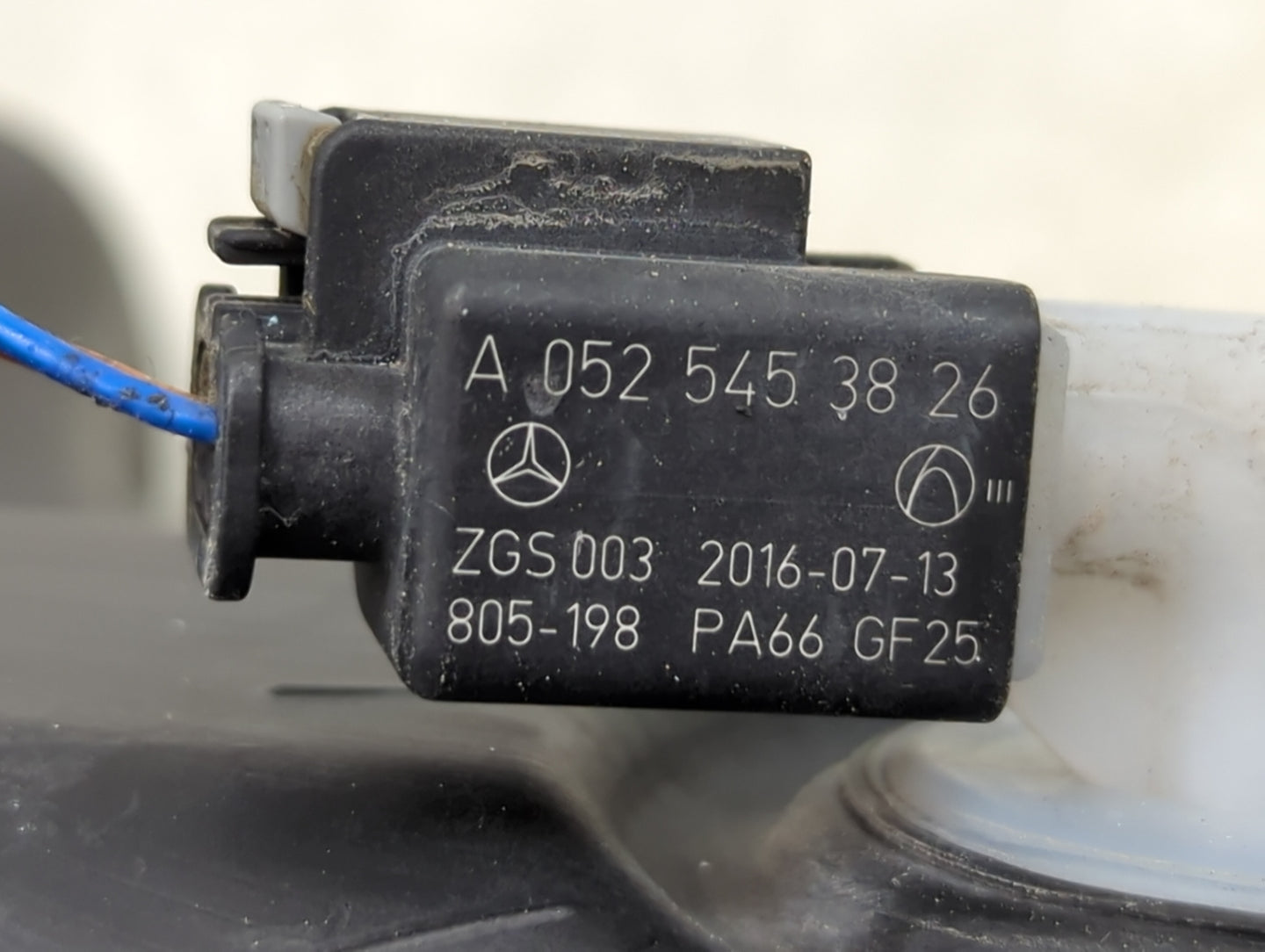 2016 Mercedes-benz Metris Windshield Washer Fluid Reservoir Bottle Oem - Oemusedautoparts1.com