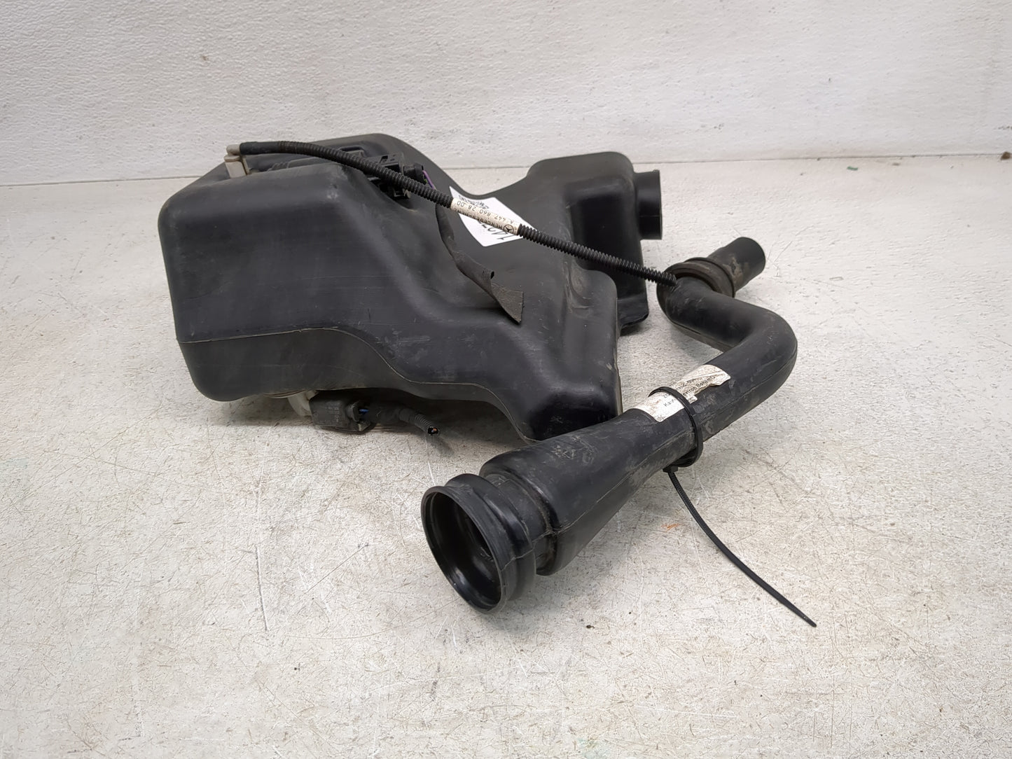 2016 Mercedes-benz Metris Windshield Washer Fluid Reservoir Bottle Oem - Oemusedautoparts1.com