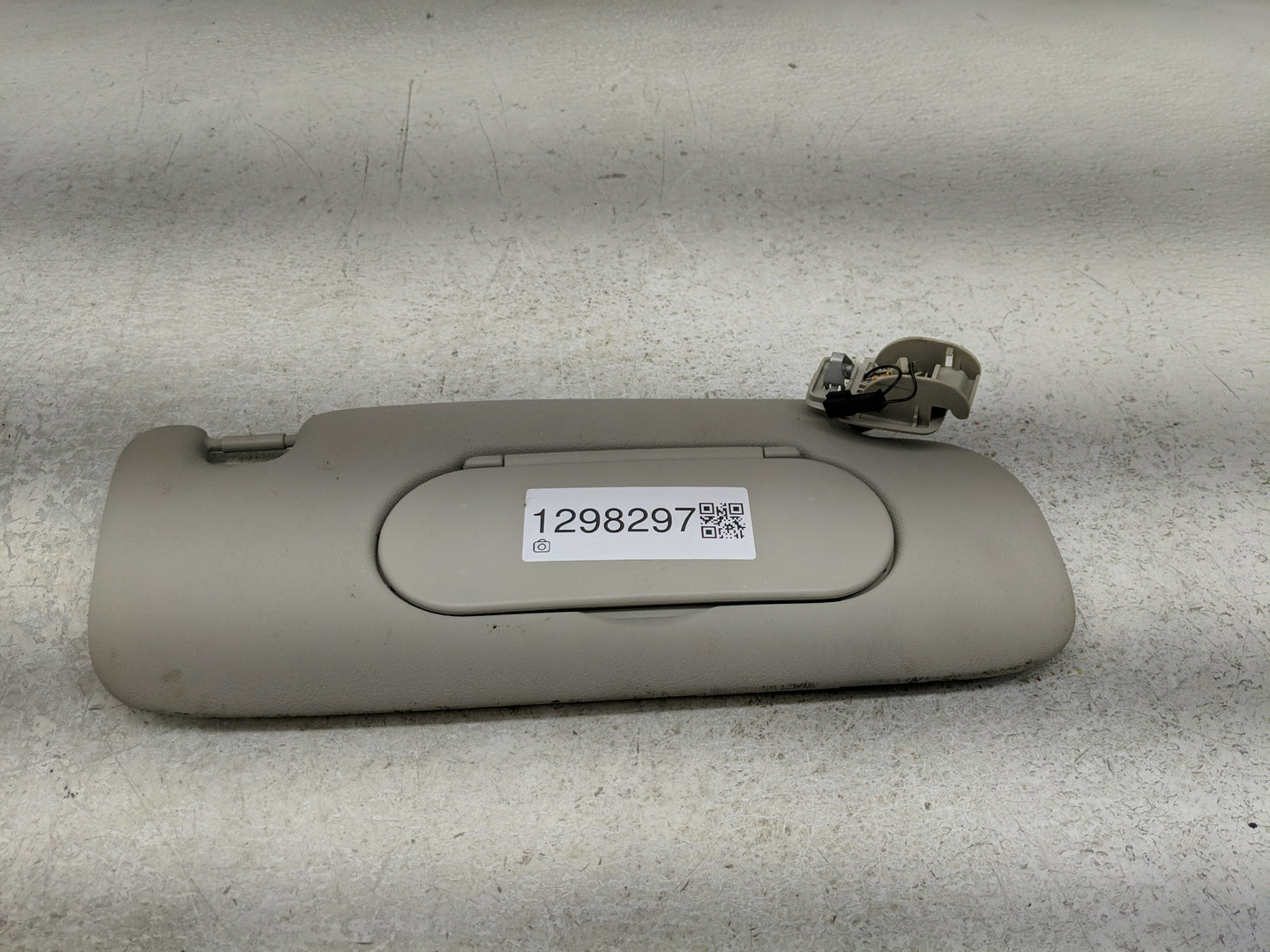 2016-2018 Mini Cooper Clubman Sun Visor Shade Replacement Passenger Right Mirror Fits Fits 2016 2017 2018 OEM Used Auto Part