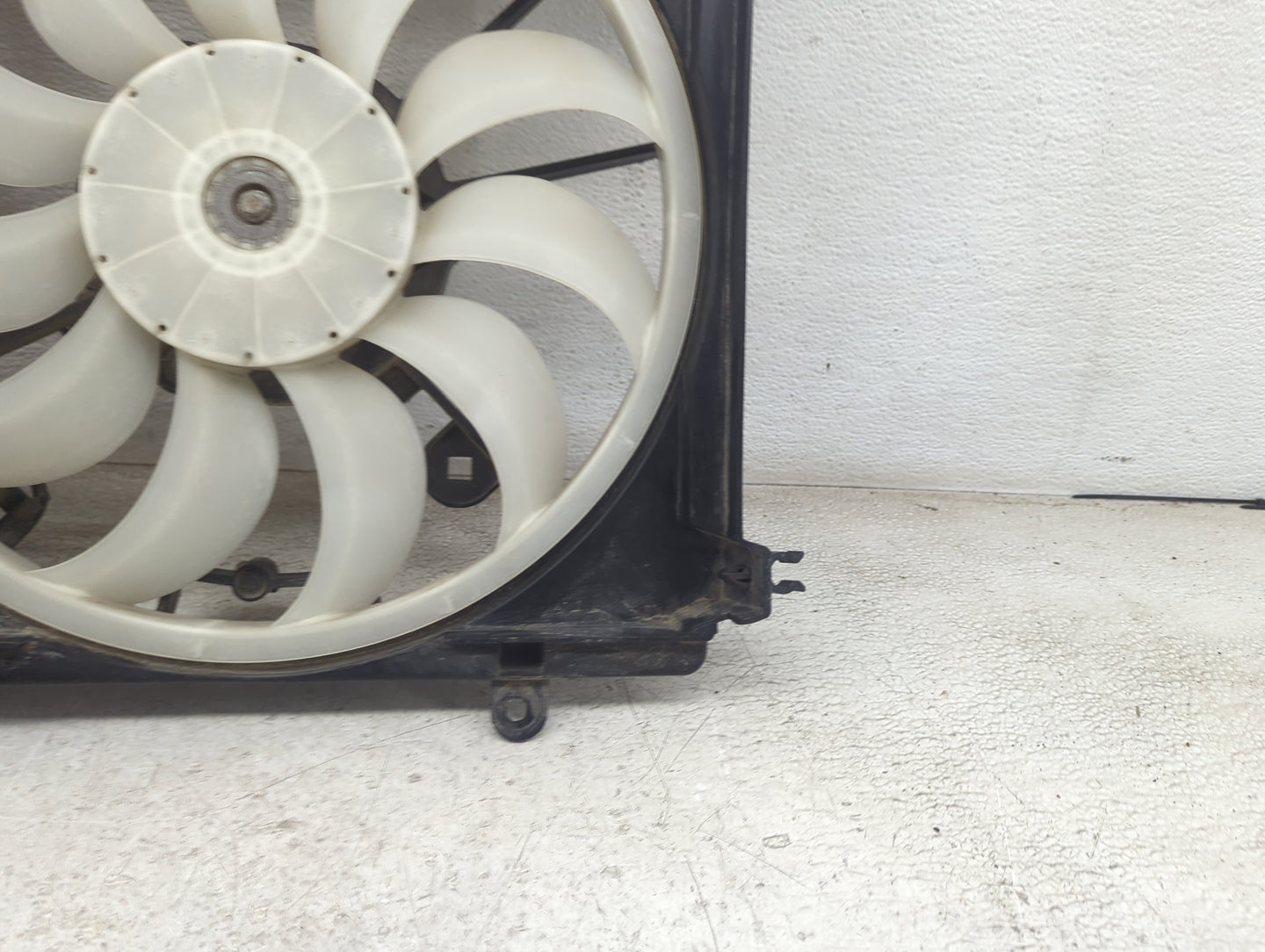 2014-2016 Mitsubishi Outlander Electric Radiator Cooling Fan Motor Assembly Fits Fits 2014 2015 2016 OEM Used Auto Parts - O