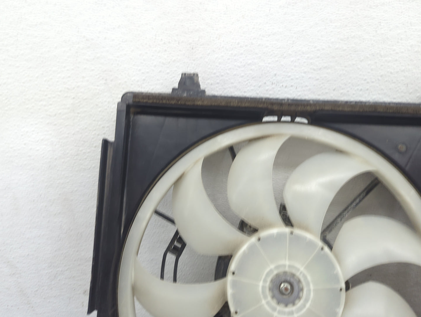 2014-2016 Mitsubishi Outlander Electric Radiator Cooling Fan Motor Assembly Fits Fits 2014 2015 2016 OEM Used Auto Parts - O