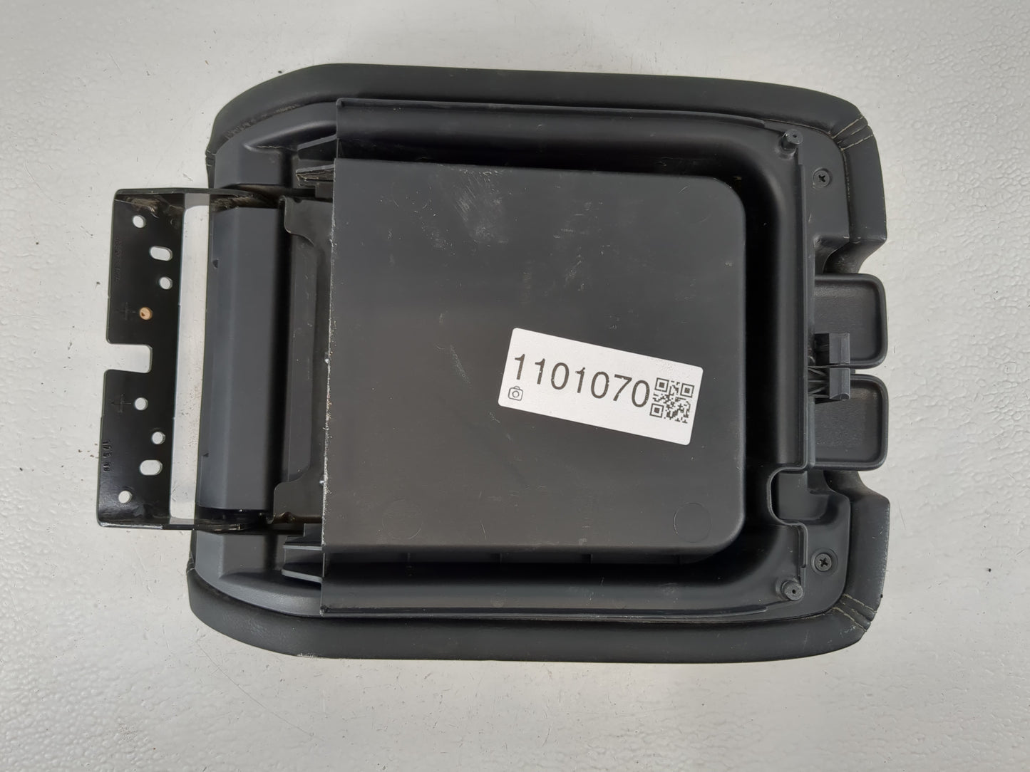 2014-2020 Nissan Pathfinder Center Console Armrest Cover Lid Fits Fits 2014 2015 2016 2017 2018 2019 2020 OEM Used Auto Part