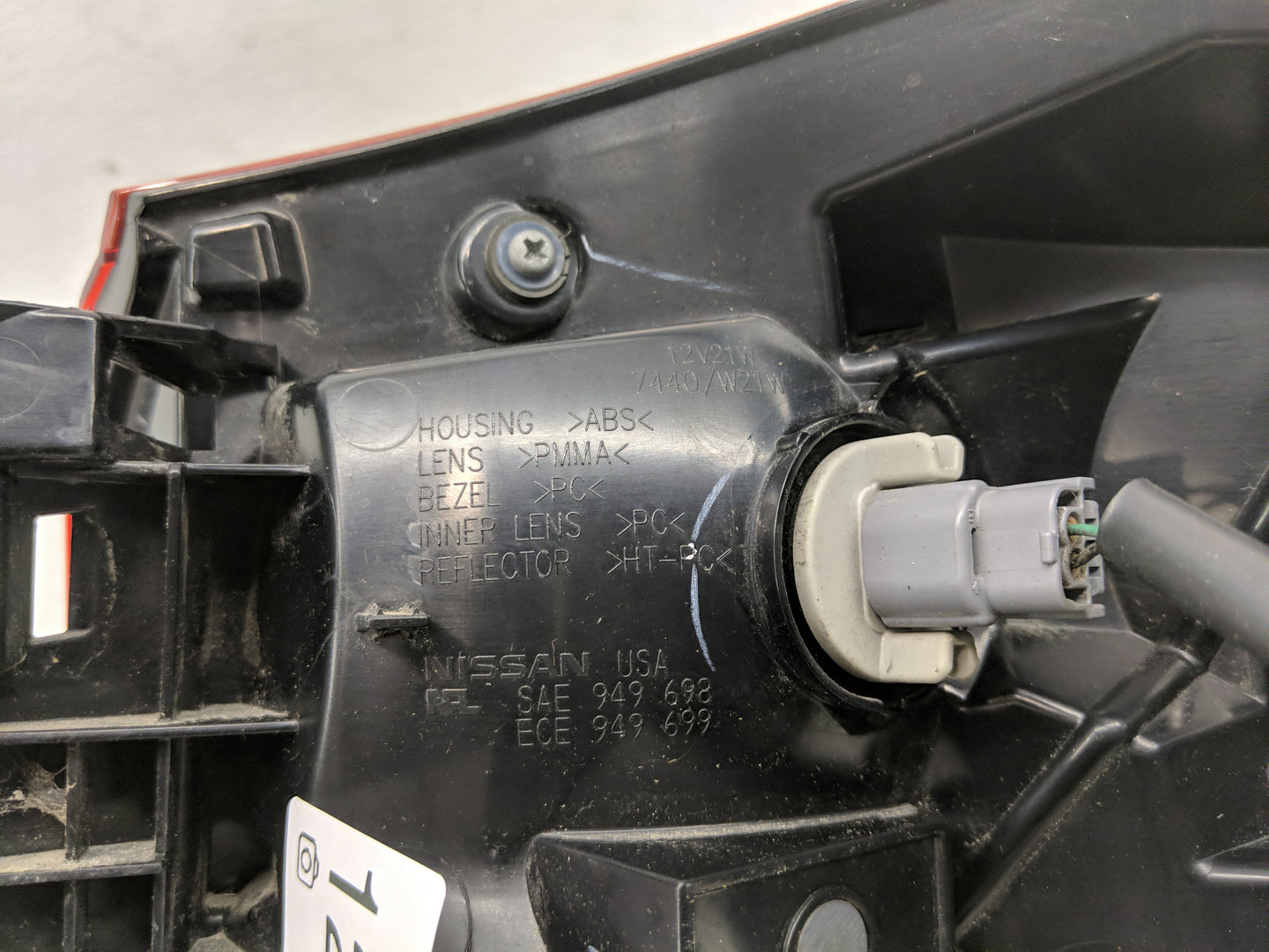 2017-2020 Nissan Pathfinder Tail Light Assembly Driver Left OEM Fits Fits 2017 2018 2019 2020 OEM Used Auto Parts - Oemuseda