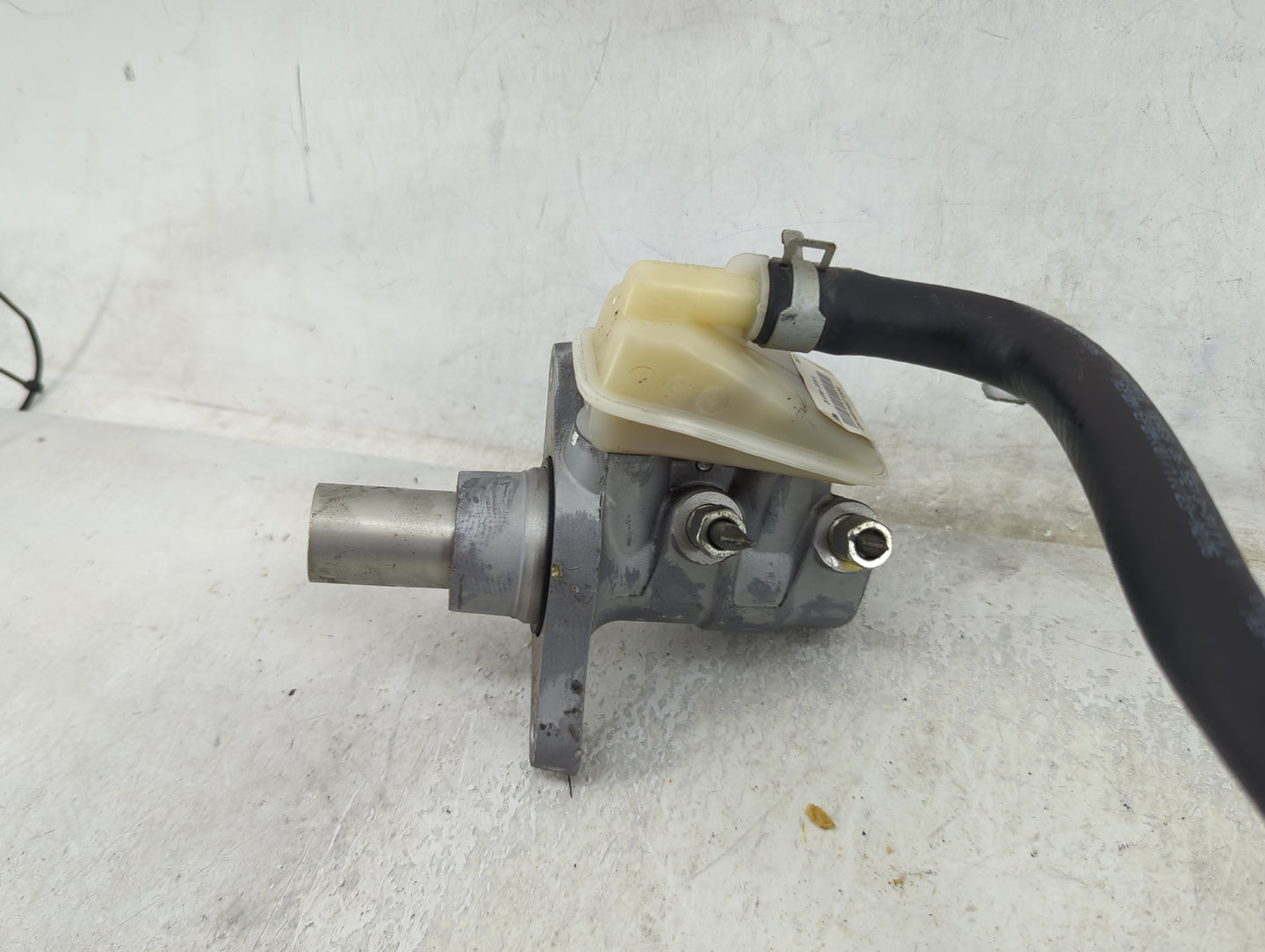 2017 Nissan Pathfinder Brake Master Cylinder - Oemusedautoparts1.com