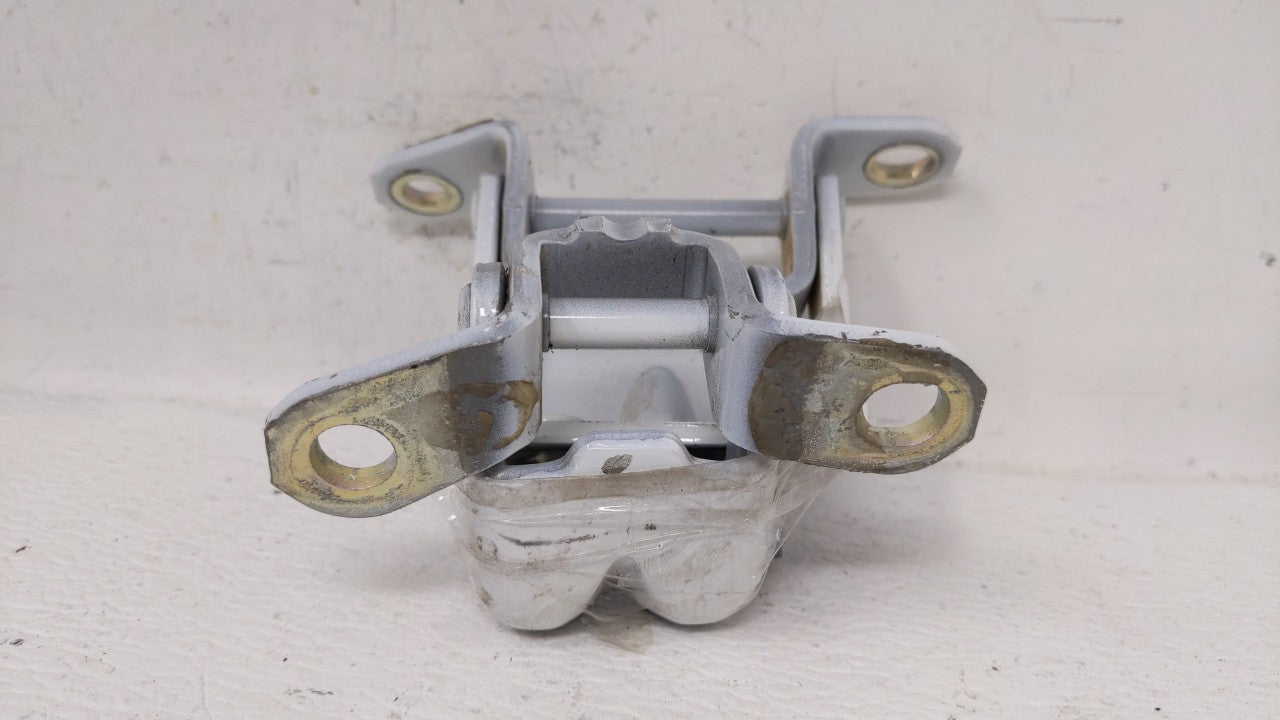 2017 Nissan Rogue Front Left Door Hinge A047742 - Oemusedautoparts1.com