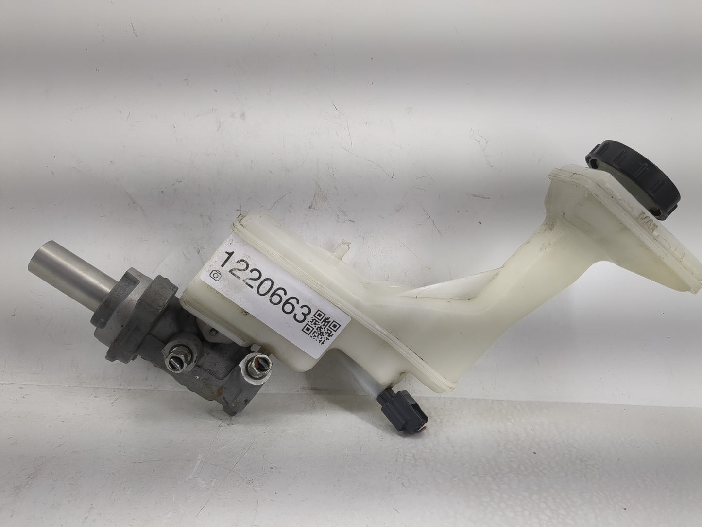 2017-2020 Nissan Rogue Brake Master Cylinder - Oemusedautoparts1.com