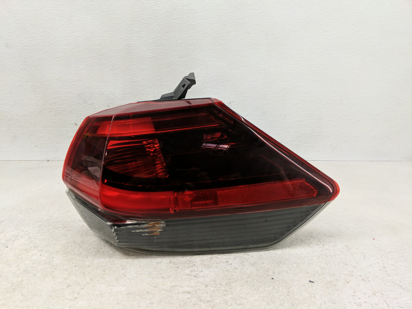 2017-2020 Nissan Rogue Tail Light Assembly Passenger Right OEM Fits Fits 2017 2018 2019 2020 OEM Used Auto Parts - Oemusedau