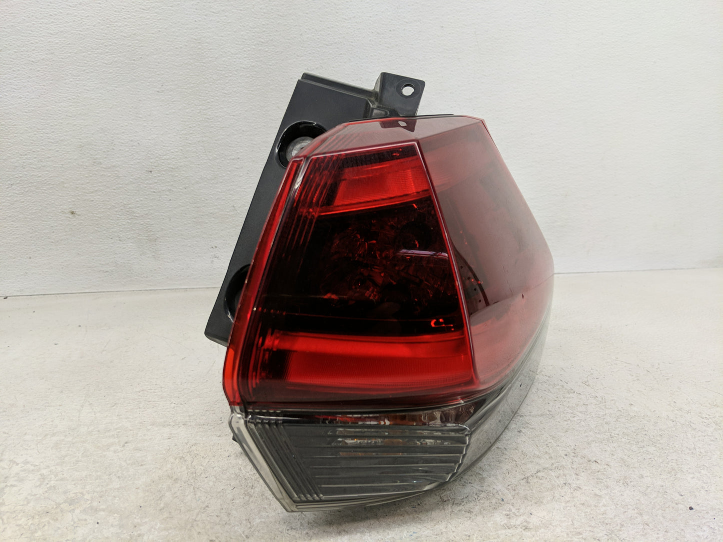 2017-2020 Nissan Rogue Tail Light Assembly Passenger Right OEM Fits Fits 2017 2018 2019 2020 OEM Used Auto Parts - Oemusedau