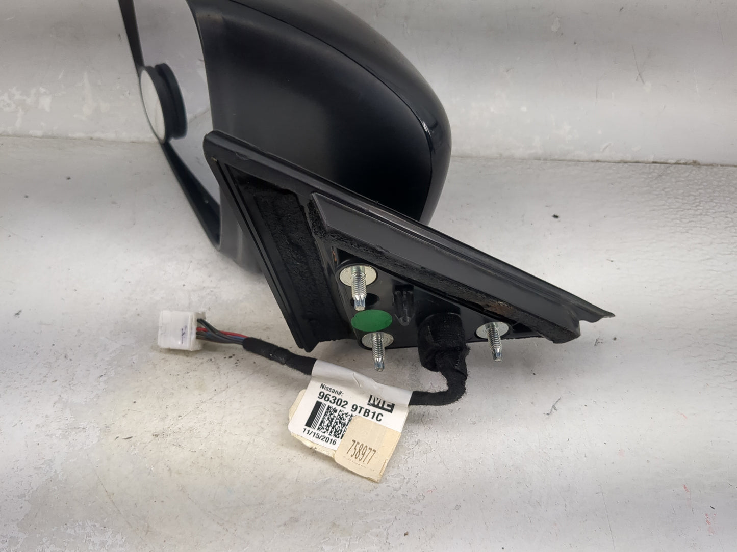 2017-2020 Nissan Rogue Driver Side View Mirror - Left Door Mirror OEM Used - Oemusedautoparts1.com