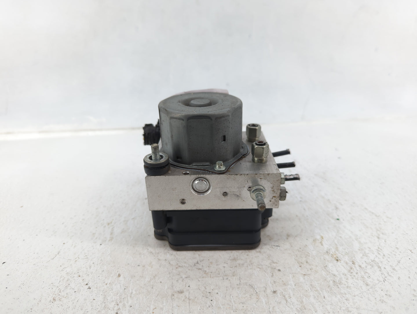 2017 Nissan Rogue ABS Pump Control Module Replacement P/N:47660 6FP0A Fits OEM Used Auto Parts - Oemusedautoparts1.com
