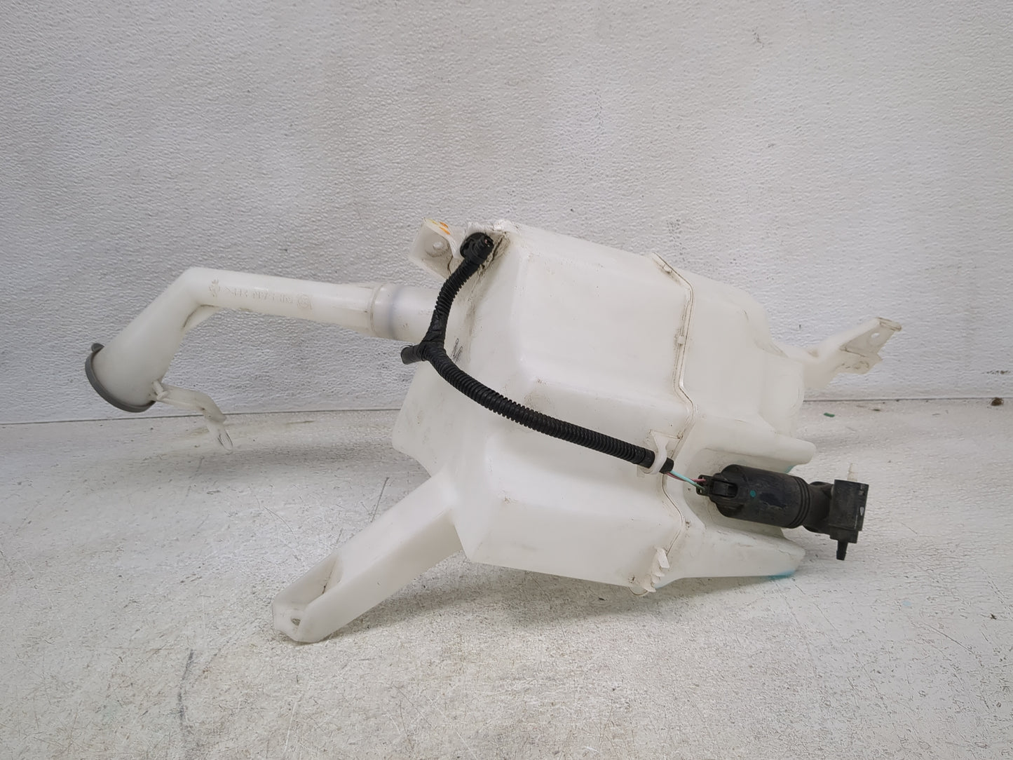 2017 Nissan Rogue Sport Windshield Washer Fluid Reservoir Bottle Oem - Oemusedautoparts1.com