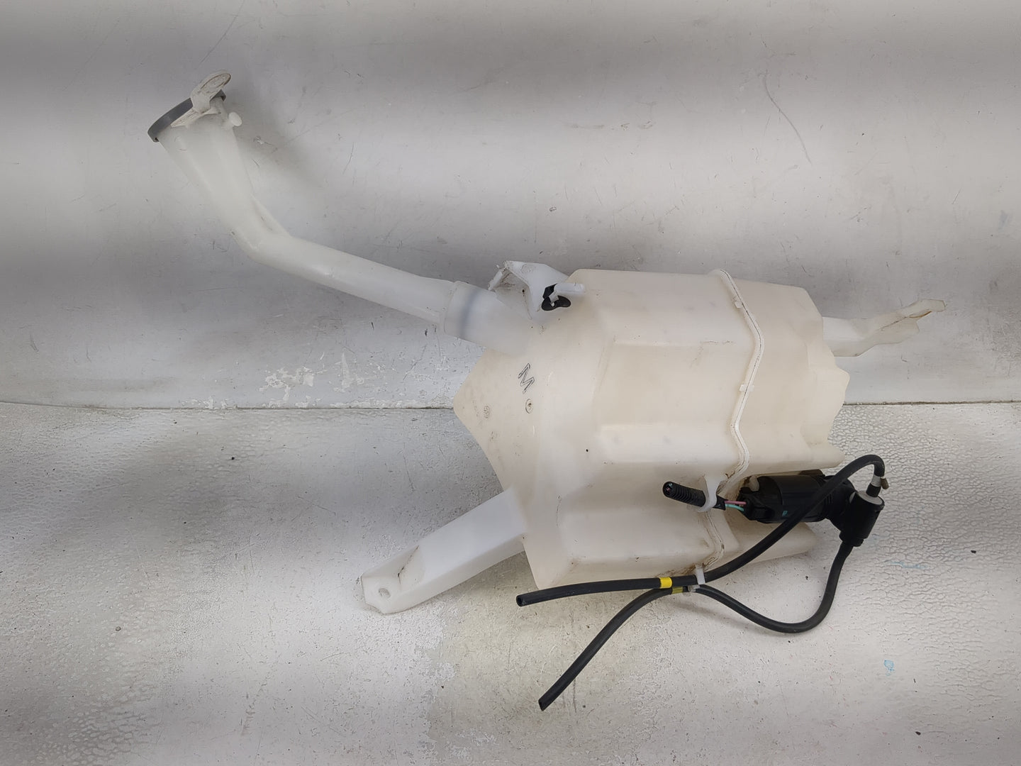 2017 Nissan Rogue Sport Windshield Washer Fluid Reservoir Bottle Oem 1474107 - Oemusedautoparts1.com
