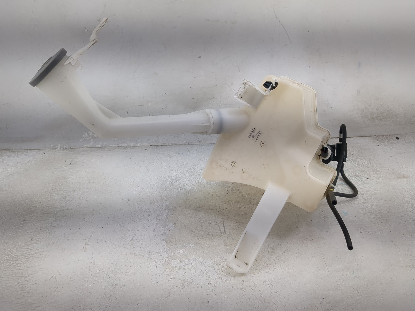 2017 Nissan Rogue Sport Windshield Washer Fluid Reservoir Bottle Oem 1474107 - Oemusedautoparts1.com